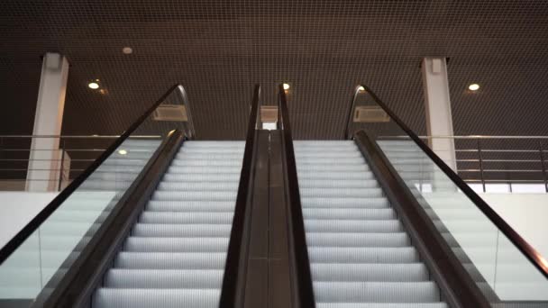 Пустой Движущейся Лестницей Бегающей Вверх Вниз Сми Современная Крытая Лестница — стоковое видео