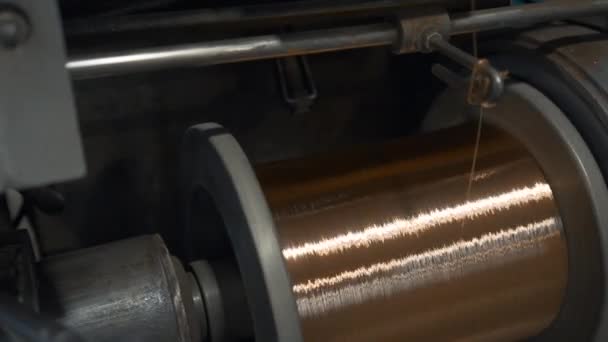 Bobinas Rotativas Com Fios Metálicos Fábrica Criativa Enrolamento Fibra Metal — Vídeo de Stock