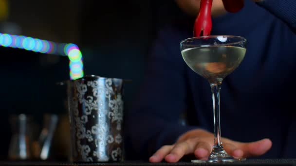 Seorang Bartender Profesional Menyiapkan Koktail Alkohol Dengan Topping Krim Media — Stok Video
