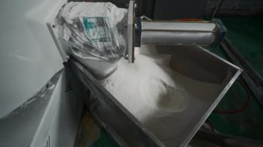 Fabrikada plastik tozu. Yaratıcı. Fabrikada plastik barut döken boru. Metalurjik üretim kimya atölyesinde endüstriyel ekstrüzyon işlemi. 
