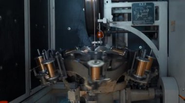 Bakır telli bobinler makinede dönüyor. Yaratıcı. Endüstriyel makinede dönen bakır bobinler. Kablo üretimi için otomatikleştirilmiş ekipmanı olan metal fabrikası.