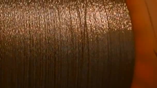 用铜丝旋转线圈的特写 波本旋转和绕开铜丝 冶金工业和金属丝生产 — 图库视频影像