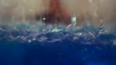 Eczane laboratuarındaki cam tüpte mavi sıvı taşınıyor. Kapatın. Medya. Otomatik teknoloji, kimya, laboratuvar ekipmanları kavramı