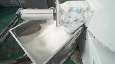 Fabrikada plastik tozu. Yaratıcı. Fabrikada plastik barut döken boru. Metalurjik üretim kimya atölyesinde endüstriyel ekstrüzyon işlemi. 