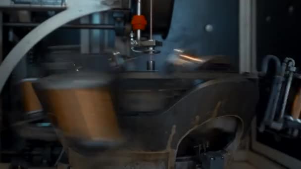 ワイヤーが付いている回転コイル クリエイティブ 金属工業の銅線が付いている速い回転コイル 自動化された銅ワイヤー巻線機械 — ストック動画
