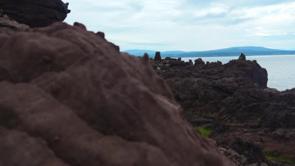 Καταπληκτικό Τοπίο Βράχια Και Βράχια Της Θάλασσας Κλιπ Κοσμική Φύση — Αρχείο Βίντεο