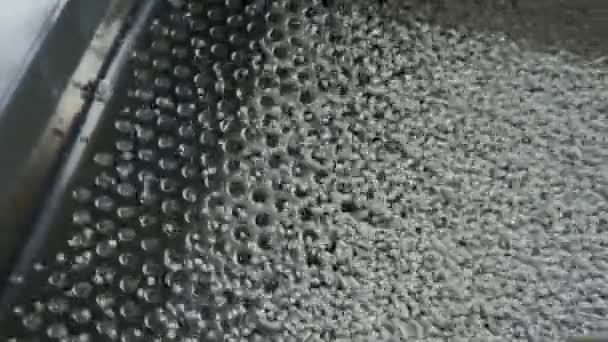 Limpieza Gránulos Polímero Creativo Malla Para Limpiar Gránulos Polímero Blanco — Vídeo de stock