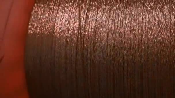 銅線による回転コイルのクローズアップ クリエイティブ ボビンは回転し 銅線を巻きます 金属工業およびワイヤー生産 — ストック動画