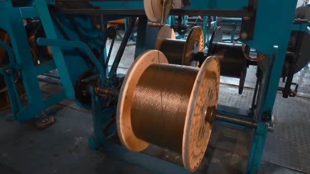 线圈绕铜丝的工业机器 采用旋转铜丝的冶金厂自动化生产 Winding Copper Wire Bobbins Industrial Machine — 图库视频影像
