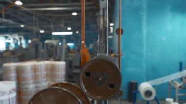 Dönen bobinleri ve kablosu olan bir endüstri makinesi. Yaratıcı. Endüstriyel makinede gerilen kablolardan oluşan bir sistem. Fabrikada kabloları olan sanayi makineleri.. 