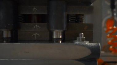 Alüminyum kaplı Industrial Press. Yaratıcı. İnce metal şeritte delikler açıp baskı yapıyorlar. Metalurji üretiminde alüminyum çizgisine sahip basın makineleri. 