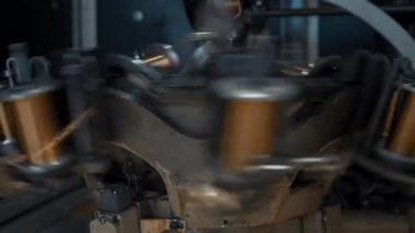 Kabloyla dönen bobinler. Yaratıcı. Metalurji girişiminde bakır telle hızlı dönen bobinler. Otomatik Bakır Kablo Kurma Makinesi. 