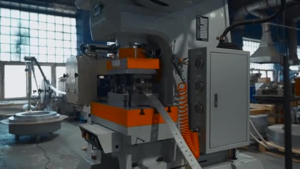 金属ラインのための穴のパンチが付いている機械 クリエイティブ 産業機械の長い金属ライン 金属工場で自動化された機械によるワークショップ — ストック動画