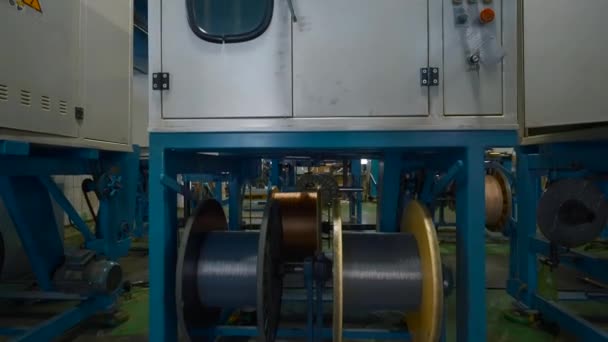 工业企业的轮转线圈 塑料合金的加工和聚合物棒的缠绕 工业厂房化学车间 — 图库视频影像