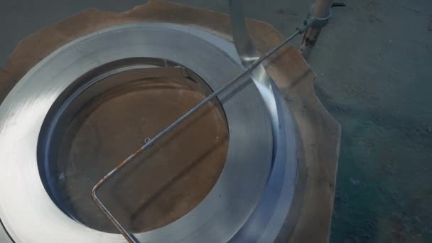 打开机器上的金属线 工业机器上的扁平金属线线圈 冶金生产中的旋转板线 — 图库视频影像