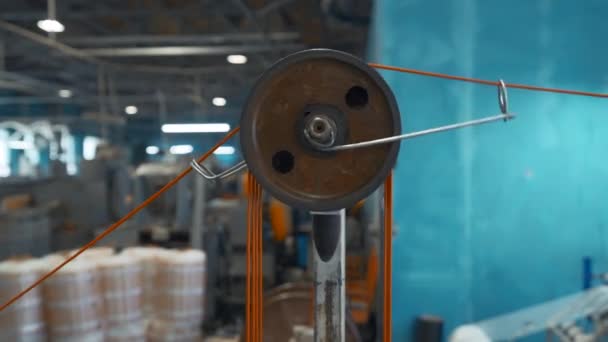 Dönen Bobinleri Kablosu Olan Bir Endüstri Makinesi Yaratıcı Endüstriyel Makinede — Stok video