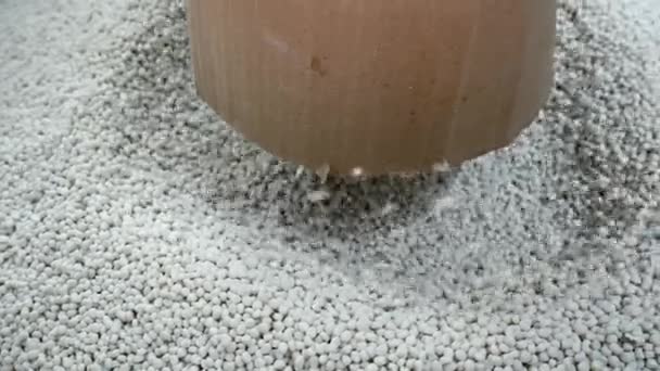聚合物颗粒在生产中的特写 塑料颗粒的挤压干燥工艺 工业车间的白色塑料小球堆 — 图库视频影像