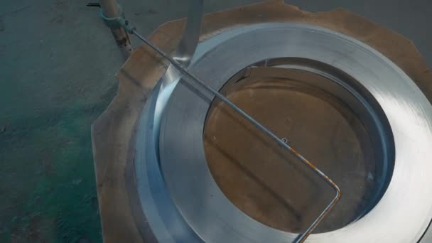 Makinedeki Metal Şerit Çözülüyor Yaratıcı Endüstriyel Makinede Düz Metal Bir — Stok video
