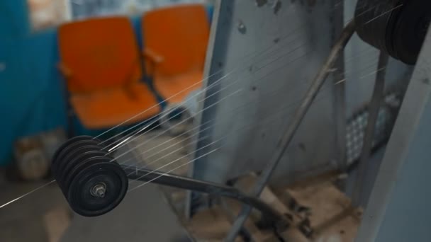 Metallfäden Rotieren Auf Industriemaschinen Kreativ Rotierende Wellen Mit Metallgewinde Metallurgischen — Stockvideo