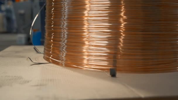 环状铜丝在生产中的特写 工业线圈上的细线 冶金厂铜丝生产 — 图库视频影像