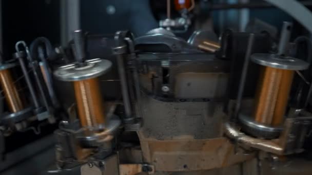 铜丝线圈在机器上旋转 在工业机器上旋转铜丝线圈 具有自动化金属丝生产设备的冶炼厂 — 图库视频影像