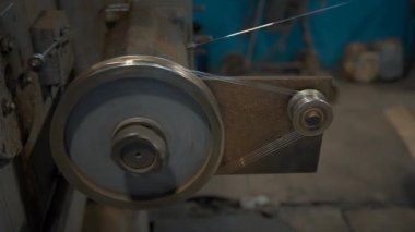 Kabloyla Endüstriyel Döndürme Makinesi. Yaratıcı. Dönen bobinler fabrikada kabloyu sarar. Metalürjik üretim makinelerinde tel döşeyen endüstriyel atölye. 