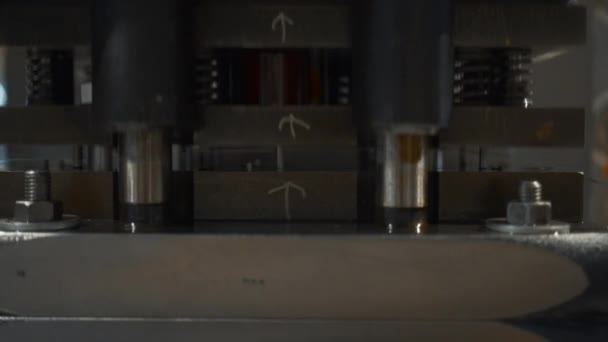 Alüminyum Kaplı Industrial Press Yaratıcı Nce Metal Şeritte Delikler Açıp — Stok video