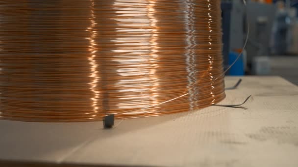 环状铜丝在生产中的特写 工业线圈上的细线 冶金厂铜丝生产 — 图库视频影像
