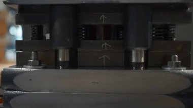 Büyük bir endüstriyel punç baskı levhası metal parçalar oluşturur. Yaratıcı. Metal damga makinesini kapat