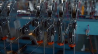 Metal çelik fabrikasındaki bobinlerde bakır kablo üretimi. Yaratıcı. Metal tel makaralı dönen makine