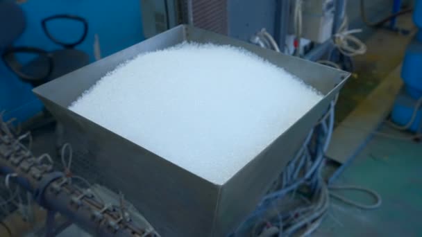 電子装置の保護のためのポリマー シリカのゲルの乾燥剤 クリエイティブ 工場で白い小さなボールで満たされた容器の閉鎖 — ストック動画