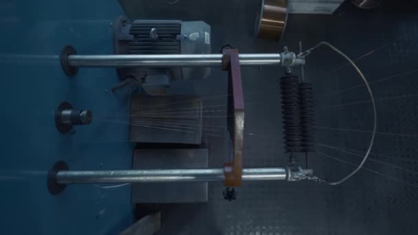 銅線が付いているコイル ワインダー機械 クリエイティブ 工場の圧延ワイヤーのための銅の円形ローラー — ストック動画