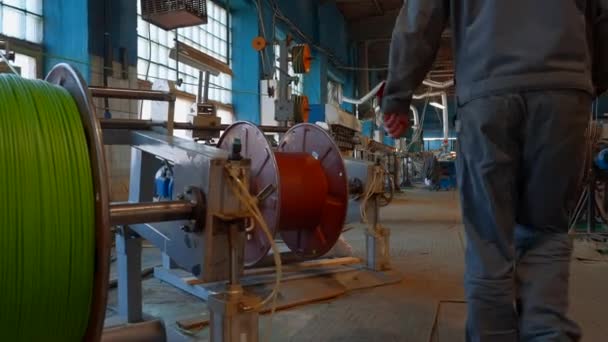 跟随穿着制服的专业工厂工人 穿越现代工业制造设施 — 图库视频影像