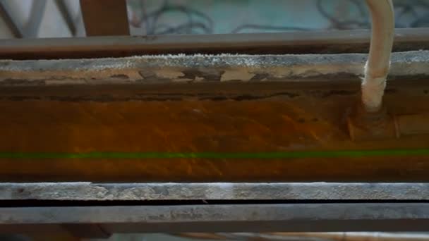 流れる解決の中の伸張ワイヤーが付いている長い開いた管の上の眺めを閉めて下さい クリエイティブ 産業背景 工場のインテリアの詳細 — ストック動画