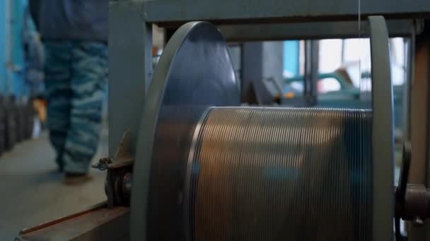ケーブルの工場の内部の細部 クリエイティブ 生産中のボビンへの電気ケーブルの巻線 — ストック動画