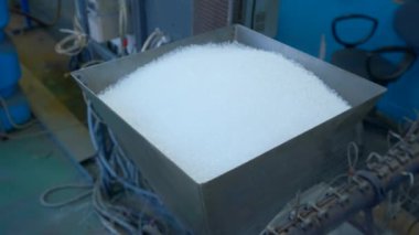 Elektronik cihaz koruması için polimer silis jel kurutucu. Yaratıcı. Fabrikadaki beyaz küçük toplarla dolu konteynırı kapatın.