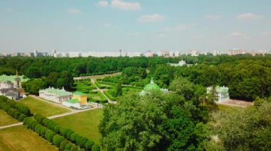 Park ve göl manzaralı saray kompleksi. Yaratıcı. Park ve göletli saray manzarası. Yeşil manzaralı ve saray binalı güzel bir yaz parkı.. 