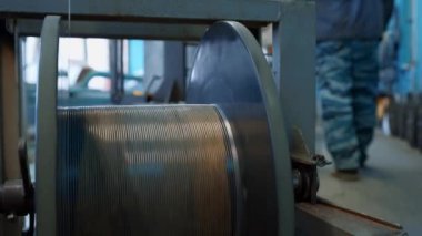 Kablolu yayın fabrikasının iç detayları. Yaratıcı. Elektrik kablosunun üretimdeki bobbin kutusuna sarılması