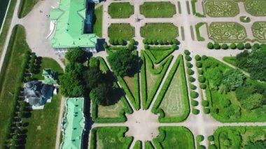 Kraliyet bahçesinin en üst manzarası, desenler ve eski binalar. Yaratıcı. Bahçe desenlerinin ve kraliyet sarayının izlerinin inanılmaz güzelliği. Güneşli yaz gününde bahçeli eski zengin malikanenin bölgesi..