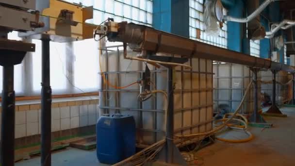 参观一家老式工厂车间的内部 长管沿墙伸展 工业设备 — 图库视频影像
