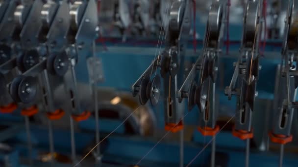 Närbild Många Små Ståltrådsspolar Fabriken Kreativ Industriell Bakgrund Med Tunna — Stockvideo
