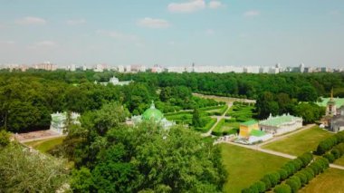 Park ve göl manzaralı saray kompleksi. Yaratıcı. Park ve göletli saray manzarası. Yeşil manzaralı ve saray binalı güzel bir yaz parkı.. 