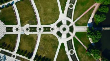 Bahçe düzenlenmiş geometrik bahçe. Yaratıcı. Kalıplı geometrik izlerin üst görüntüsü. İnsanlar geometrik manzarayla tarihi parklarda yürüyor.. 