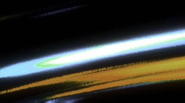 Gece gökyüzünün her yerinde güzel aurora borealis şeritleri var. Hareket. Kuzey ışıklarının yanıp sönen renkli çizgileri