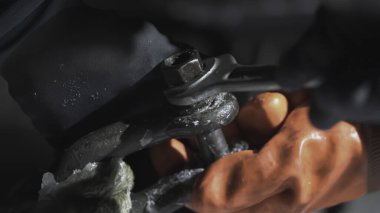 Eller vidayı sıkılaştırsın. Çıt. Gemideki turuncu eldivenli adamlar geceleri karaya yanaşan gemilerin vidalarını sıkıyor..