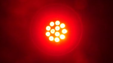 Işıklandırma ekipmanı. Spot Light 'ı film, TV şovu, sinema, stüdyoda ve dışarıda konser için kapatın. Koyu 4K 'da sahne aydınlatma efekti