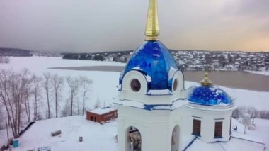 Kilise Rusya Hava görünümünü. Küçük. Küçük bir kasabada karlı kış aylarında küçük kasaba kilise.