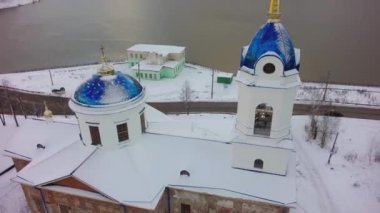 Kilise Rusya Hava görünümünü. Küçük. Küçük bir kasabada karlı kış aylarında küçük kasaba kilise.