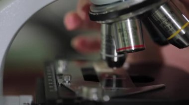 Test örneği laboratuvar mikroskop altında incelenmesi yakın çekim. Mikroskop kan Laboratuvarı yakın çekim. Mikroskop laboratuvar ve bilim adamının el yakın Hd kadar