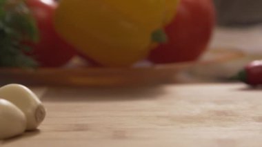 Yakın çekim-Restoran mutfakta yemek yaparken düşen güzel soğan halkaları. Sahne. Dilim soğan yakın çekim.